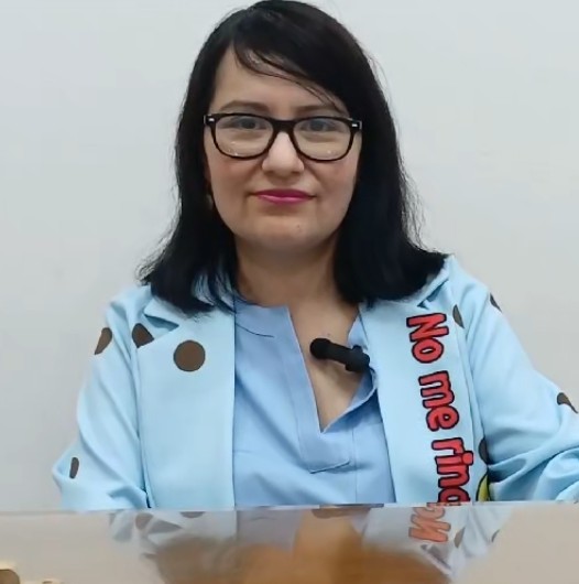 La Mtra. Lenia Rosas Brugada con un saco azul claro y una cinta con la frase No me rindo